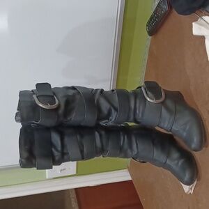 Union Bay Wmn's 7 Blk belt-strap mid heel boots